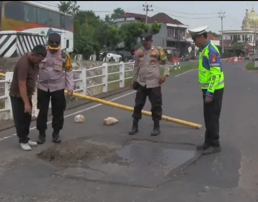 Jembatan Cijoged Subang Nyaris Ambruk, Polisi Tutup Jalur Utama Jembatan Cijoged Subang