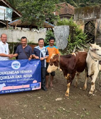 AQUA Subang Salurkan 1.200 Paket Daging Kurban AQUA Subang kurban