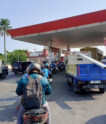Buruh Subang Keluhkan Antrean Panjang Pertalite Antrean panjang Pertalite