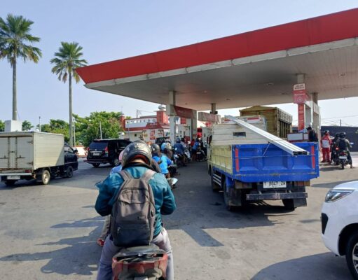 Buruh Subang Keluhkan Antrean Panjang Pertalite Antrean panjang Pertalite