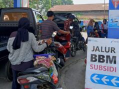 Warga Serbu Antrean Pertalite di Subang Antrean Pertalite di Subang
