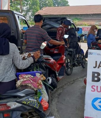 Warga Serbu Antrean Pertalite di Subang Antrean Pertalite di Subang