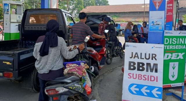 Antrean Pertalite di Subang
