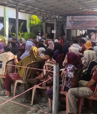 Ratusan Warga Patokbeusi Antre Pengobatan Gratis pengobatan gratis Patokbeusi Subang
