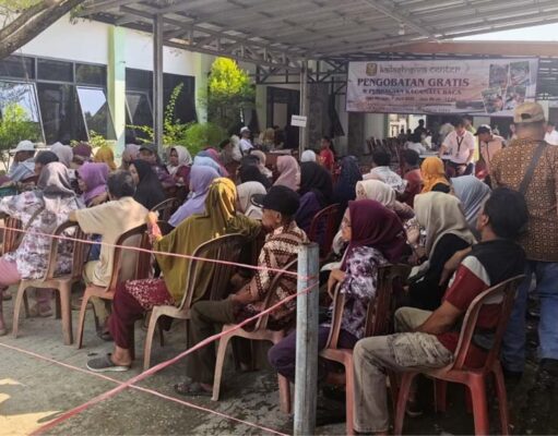 Ratusan Warga Patokbeusi Antre Pengobatan Gratis pengobatan gratis Patokbeusi Subang