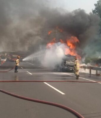 Truk Tangki Pertamina Terbakar di Tol Cipali KM 80 kebakaran di Tol Cipali KM 80