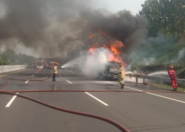 kebakaran di Tol Cipali KM 80
