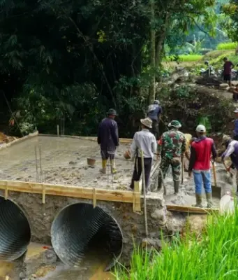 Kodim 0605 Subang Bangun Jembatan ARMCO di Desa Cimenteng Kodim 0605 Subang, Jembatan ARMCO, Desa Cimenteng, Infrastruktur Desa, TNI Manunggal Rakyat.