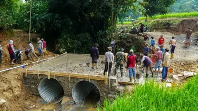 full_1780302120693205_7067fbad32_berita_bandung Kodim 0605 Subang, Jembatan ARMCO, Desa Cimenteng, Infrastruktur Desa, TNI Manunggal Rakyat.
