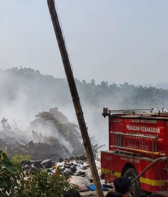 Bupati Subang Tinjau Pemadaman Kebakaran Eks TPA Panembong