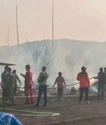 Penanganan Cepat Babinsa Pusakajaya Padamkan Kebakaran Lahan di Subang kebakaran lahan di Subang