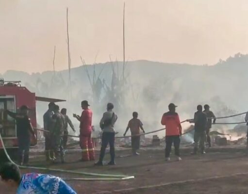 Penanganan Cepat Babinsa Pusakajaya Padamkan Kebakaran Lahan di Subang kebakaran lahan di Subang