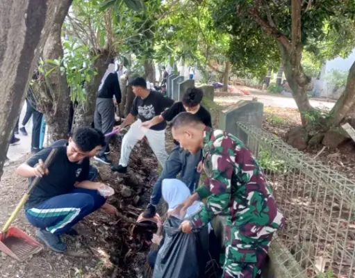 Babinsa dan Warga Majasari Subang Gelar Kerja Bakti kerja bakti Desa Majasari