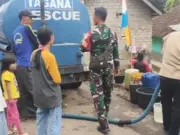 Babinsa Subang Salurkan Air Bersih bagi Warga Ciater Babinsa Subang salurkan air