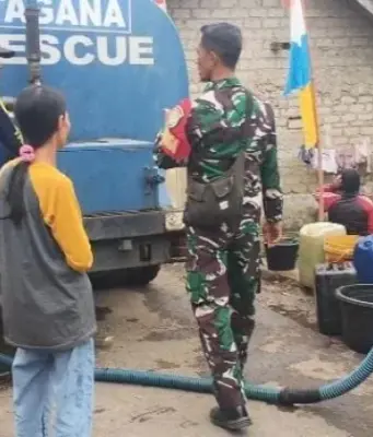 Babinsa Subang Salurkan Air Bersih bagi Warga Ciater Babinsa Subang salurkan air
