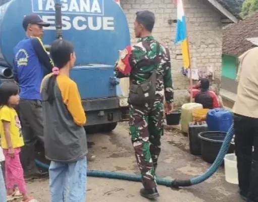 Babinsa Subang Salurkan Air Bersih bagi Warga Ciater Babinsa Subang salurkan air
