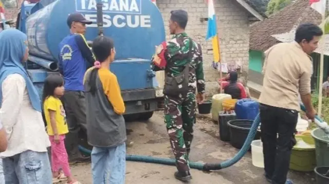 Babinsa Subang salurkan air