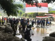 Bendera Raksasa di Muara 7 Sungai: Tradisi Merdeka dan Aksi Lingkungan di Subang Bendera Raksasa di Muara 7 Sungai
