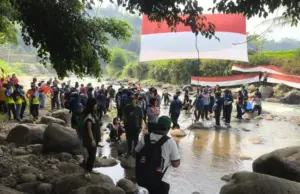 Bendera Raksasa di Muara 7 Sungai: Tradisi Merdeka dan Aksi Lingkungan di Subang Bendera Raksasa di Muara 7 Sungai
