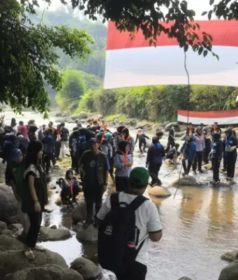 Bendera Raksasa di Muara 7 Sungai: Tradisi Merdeka dan Aksi Lingkungan di Subang Bendera Raksasa di Muara 7 Sungai