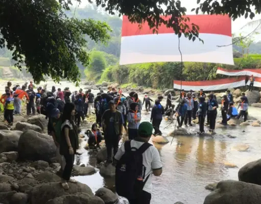 Bendera Raksasa di Muara 7 Sungai: Tradisi Merdeka dan Aksi Lingkungan di Subang Bendera Raksasa di Muara 7 Sungai