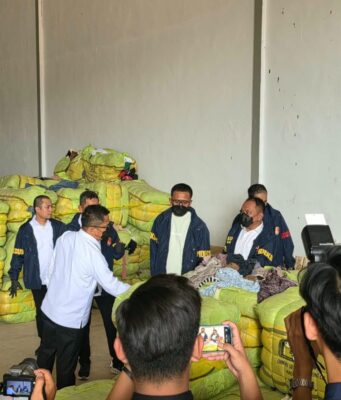 Bareskrim Polri Gerebek Gudang Pakaian Bekas Ilegal di Subang pakaian bekas ilegal Subang