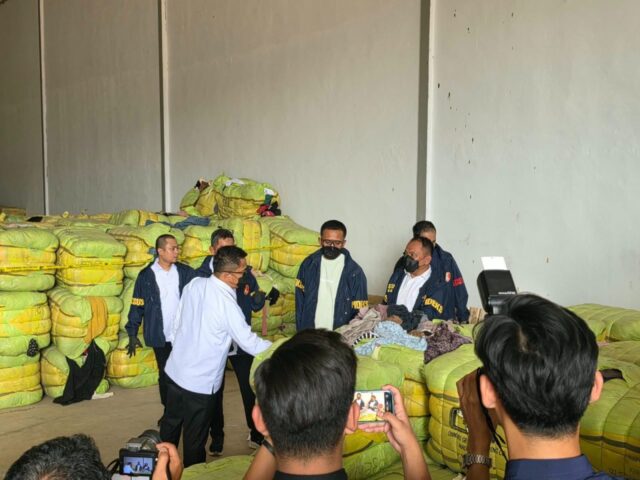bareskrim-polri-ungkap-dugaan-impor-ilegal-1-257-balpres-di-subang pakaian bekas ilegal Subang